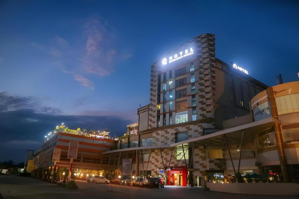 Grand Qin Hotel Banjarbaru Dış mekan fotoğraf